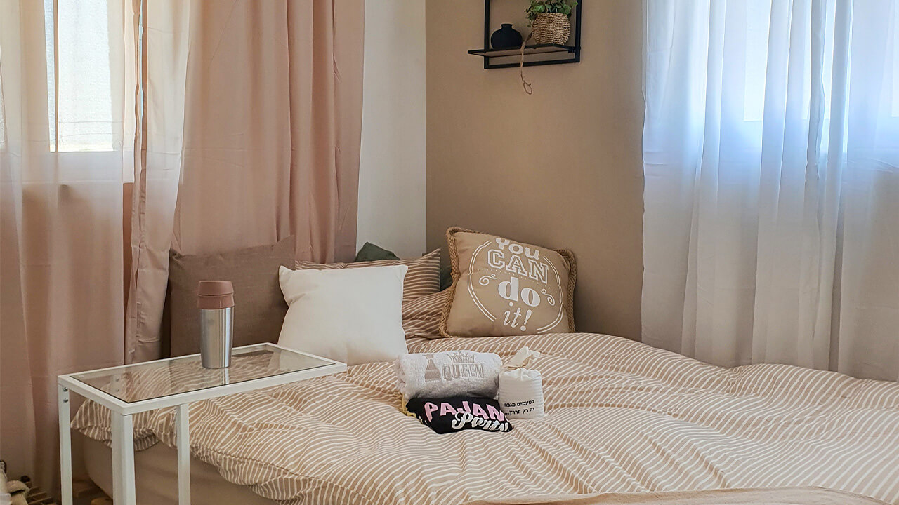 עיצוב פנים חדר שינה חיילת בודדה